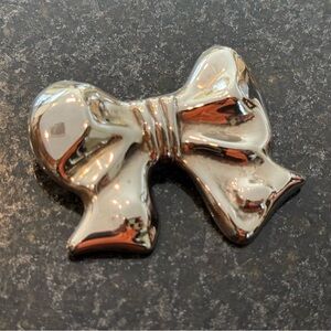 Bow lovers! Adorable silver plated bow brooch / charm / pin